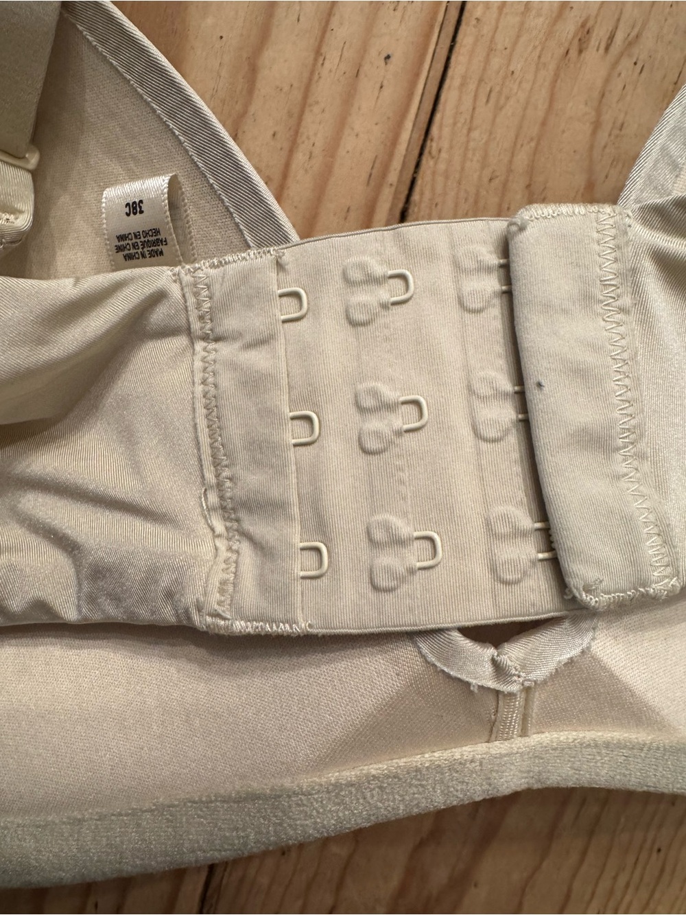 SKIMS Smooth Light Cream Seamless T-Shirt Bra - Picture 2 of 5
